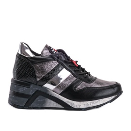 Sorte sneakers på Izabella -kilen
