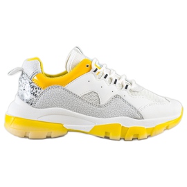 Ideal Shoes Sneakers på en gul platform hvid