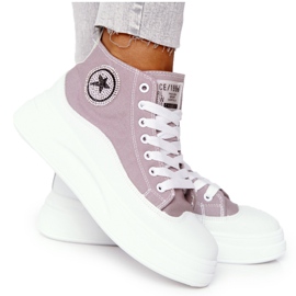 Kvinders høje sneakers på den grå platform Pæn pige hvid