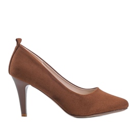 Brune pumps på en Cameron stilethæl