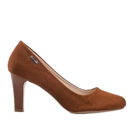 Brune pumps på en Calista stilethæl