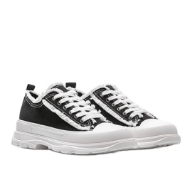 Sorte sneakers på en tyk Makenna sål