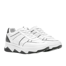 Sort og hvide sneakers fra Julissa
