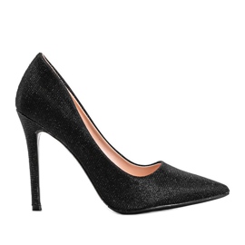 Sort skinnende pumps på Lilys stilethæl