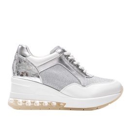 Hvide og sølv sneakers på Jimena kilen