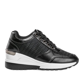 Sorte skinnende sneakers på Mara -kilen
