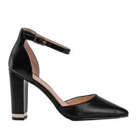 Sorte pumps på Kaelyn -stolpen