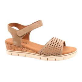Caprice -lædersandaler på en kilehæl 28710 beige