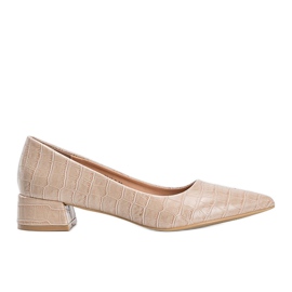 Beige pumper på en mursten i Hallie slangeskindsmønster