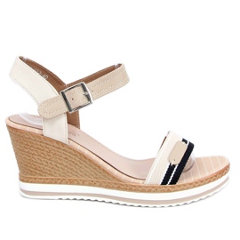 Beige sandaler på en kilehæl A89832 Beige