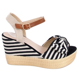 Sorte sandaler på en sort stribet kile A89907 Sort beige brun