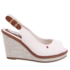 Sandaler på en beige kile BL-71 Beige
