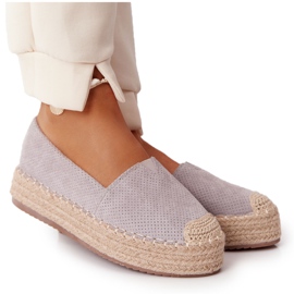 Espadrilles på den halmgrå motorvejsplatform