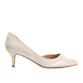 Beige lakerede pumps på en Brita stilethæl