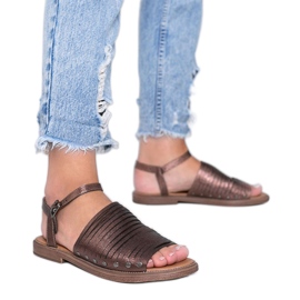 Brune solskinnende brune sandaler