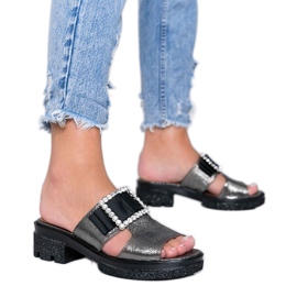 Grå skinnende flip -flops med et Lizzy -spænde