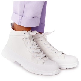 Kvinders hvide Trissy -læder -sneakers på en stor sål