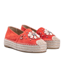 Orange espadriller på fru Nickis klumpede sål