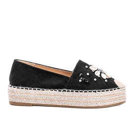 Sorte espadriller på den tykke sål af fru Nicki