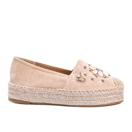 Beige espadriller på en tyk fru Nicki sål
