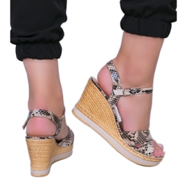 Beige kile sandaler i Peekaboo slangeskindsmønster
