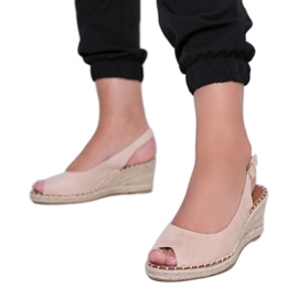 Beige kile sandaler fra Caitlin