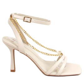 Sandaler på en høj hæl med en kædebeige NF-66P Beige gylden
