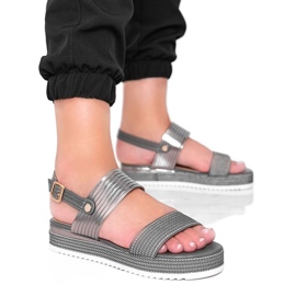 Grå sandaler på en stor Senorita sål