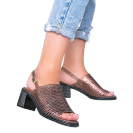 Brune metalliske sandaler på Cusi -stolpen