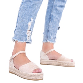 Beige sandaler på Pearl River platformen