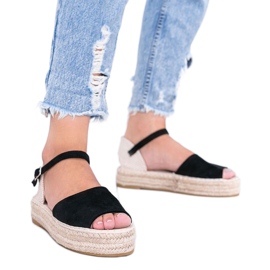 Sorte sandaler på Pearl River platformen