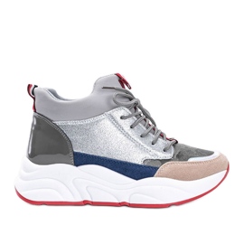 Grå sneakers på en tyk Cassadi sål