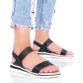 Sorte sandaler på en tyk Cro -sål