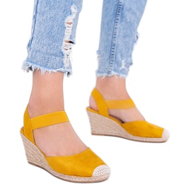 Gule espadriller på Louises kile