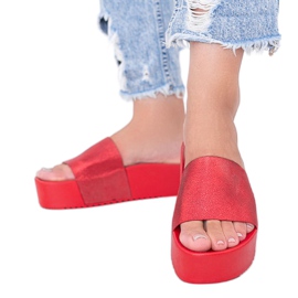 Røde flip-flops på en tyk Crysta sål