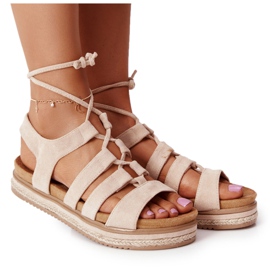 Bindede sandaler på en Beige Santorini -platform