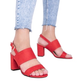 Røde sandaler på posten som Lil Sweetie