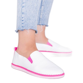 Hvide åbnede sneakers glider på Island Alex