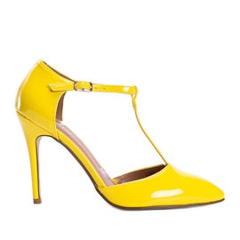 Gule pumps på en Street -stil hæl