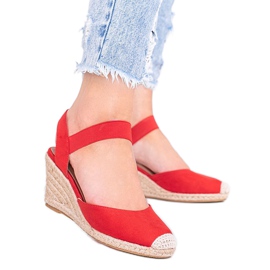 Røde espadriller på Louises kile