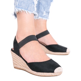 Sorte espadriller på kilen til Louise