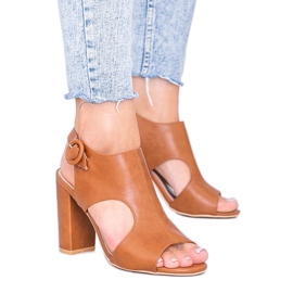 Brune sandaler på Gally -stolpen
