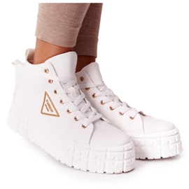 Kvinders høje sneakers på en Manhattan hvid platform