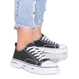Kvinders sorte sneakers på en tyk Georgia -sål