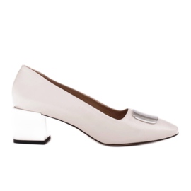 Marco Shoes Pumps med en metallisk hæl og en flad krom dekoration hvid