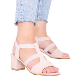 Beige sandaler på en lav Forte stolpe