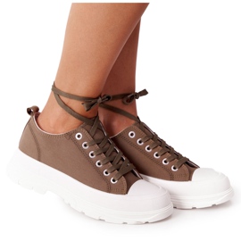 Kvinders sneakers på den grønne rejsetidsplatform