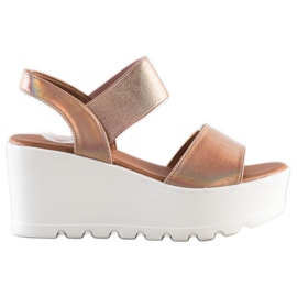 Weide Lette sandaler på en hvid kile gylden
