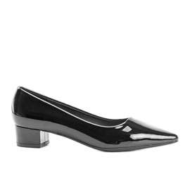 Sorte pumps på den lave Zafira -stolpe