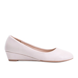 Beige pumps på Adiess lavkilehæl